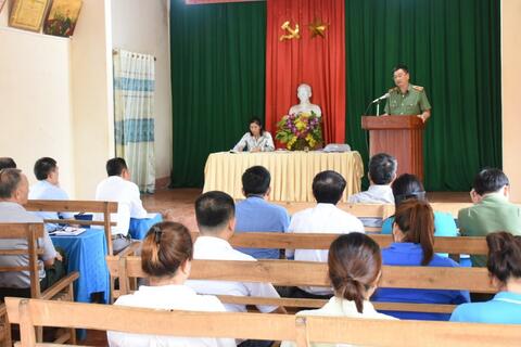 Thiếu tướng Trần Phú Hà, Giám đốc Công an tỉnh dự sinh hoạt Chi bộ  thôn Quang Thái Bình, xã Quang Trung, huyện Ngọc Lặc