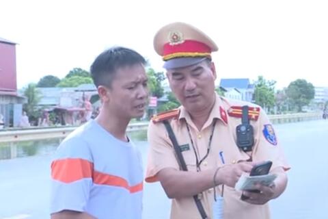 Thanh Hoá: Lực lượng Cảnh sát giao thông kiểm tra, tạm giữ giấy tờ trên môi trường điện tử, thông qua ứng dụng VNeID