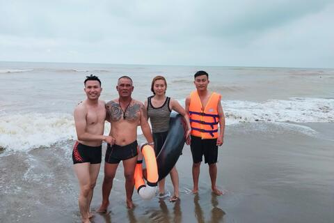 Liên tiếp cứu 5 du khách thoát khỏi nguy cơ đuối nước tại biển Sầm Sơn